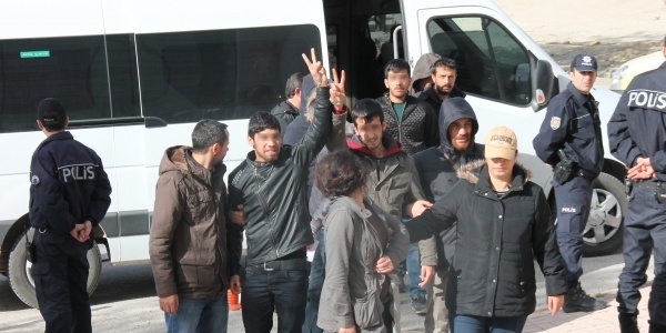 Zafer i�areti yapan o�luna b�yle k�zd�