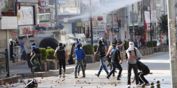 Adana'da HDP'lilerin izinsiz yryne polisten mdahale