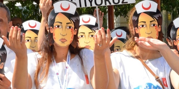 Hemşirelerden 'huni'li eylem
