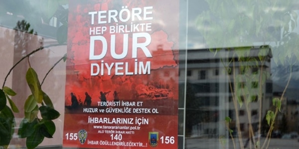 Hakkari'de kamu binalar�na bu afi�ler as�ld�