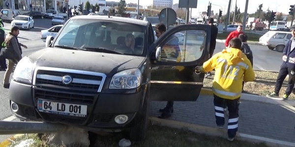 Bakan Eroğlu'nun konvoyundaki kaza ucuz atlatıldı