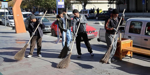 Hükümlüler Erzincan caddelerini temizledi