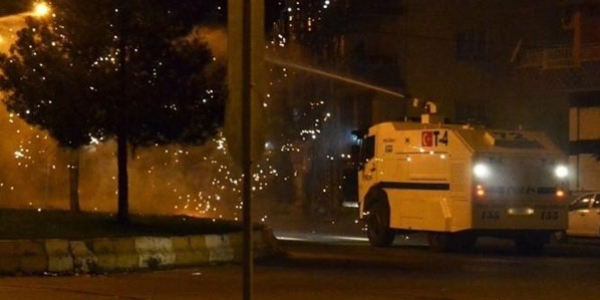 Hakkari'de yola barikat kuran gruba polis müdahale etti