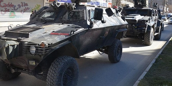 Y�ksekova'da soka�a ��kma yasa�� devam ediyor