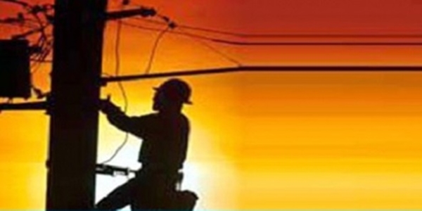 Elektrik direğinden düşen işci hayatını kaybetti