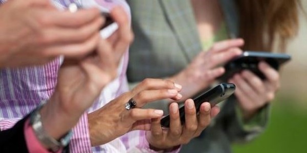İnternetten alışverişi televizyon izlerken yapıyoruz