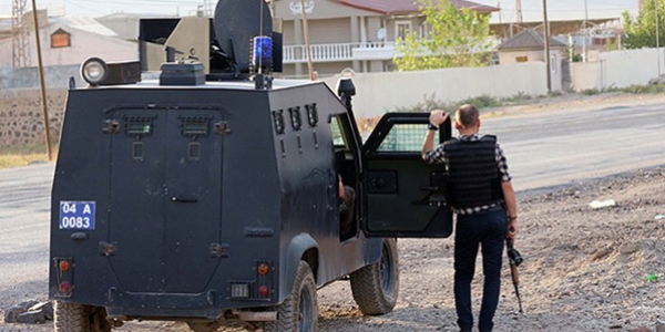 ��rnak'ta karayolunu kapatmak isteyen ter�ristlere m�dahale