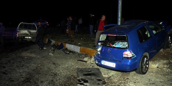 Karab�k'te kamyonet ile otomobil �arp��t�: 7 yaral�