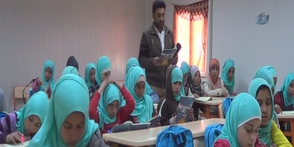 Mülteci öğretmenler öğrencileriyle hayata tutunuyor