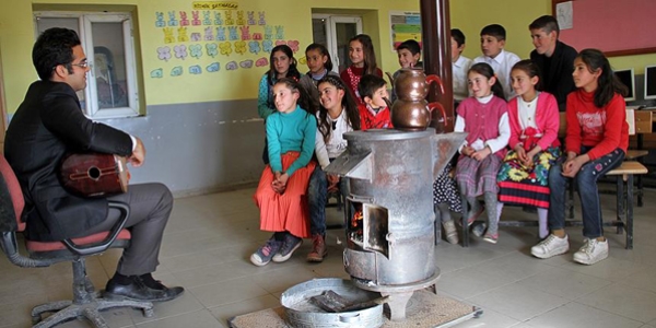 Halit öğretmen gayretiyle köylülerin gönlünde taht kurdu