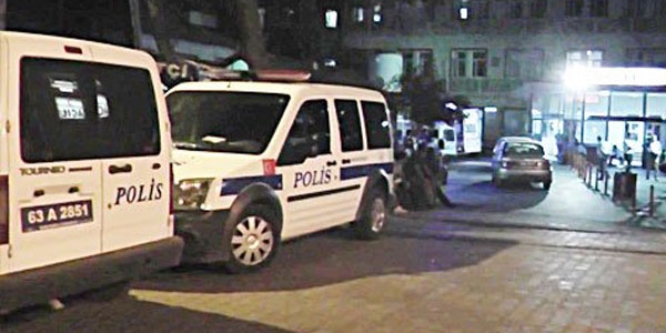 Şanlıurfa'da polis aracına saldırı: 2 yaralı