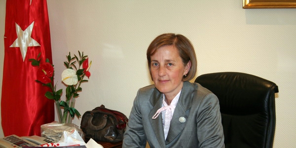 Kız kardeşinin bakanlık koltuğuna oturdu