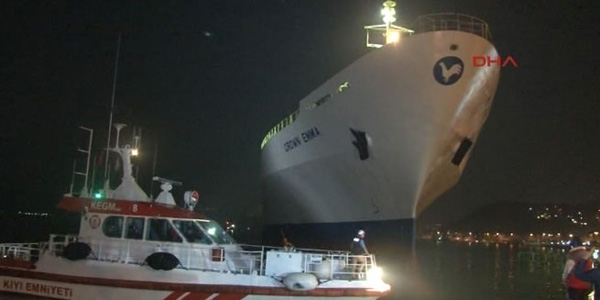 İstanbul Boğazı'nda kargo gemisi karaya oturdu
