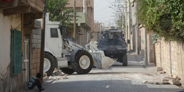 İdil'de hendek kapatmaya giden polise silahlı saldırı
