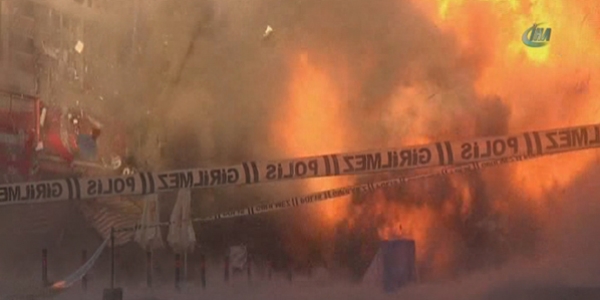 Bomba y�kl� otomobilin patlama an� kamerada/ Video