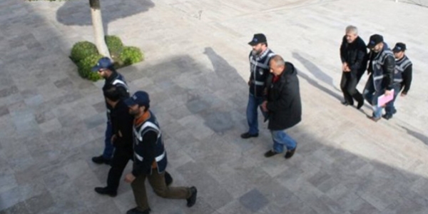 �zmir'de sahte i�ki davas�: 2 ki�i tutukland�