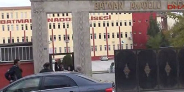 Liseye bıçaklı baskın: 10 öğrenci yaralı