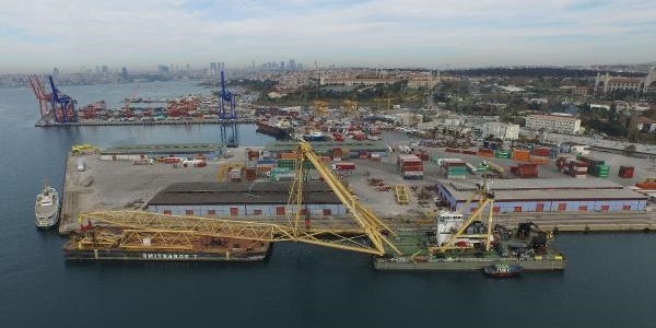 Körfez köprüsünün dev vinci Haydarpaşa'da yükseltiliyor