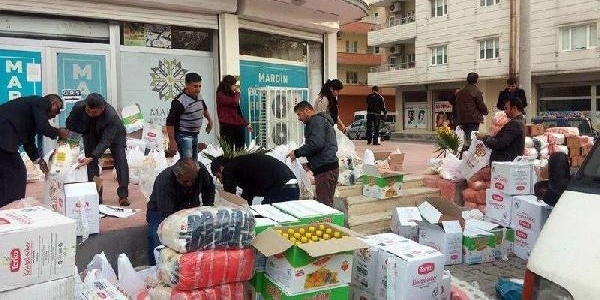 Nusaybin'de vatandaşlara gıda ve su dağıttı