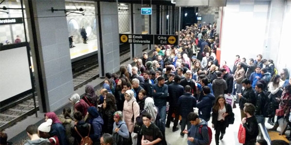 Bursa'da metro arızalandı, metrelerce kuyruk oluştu