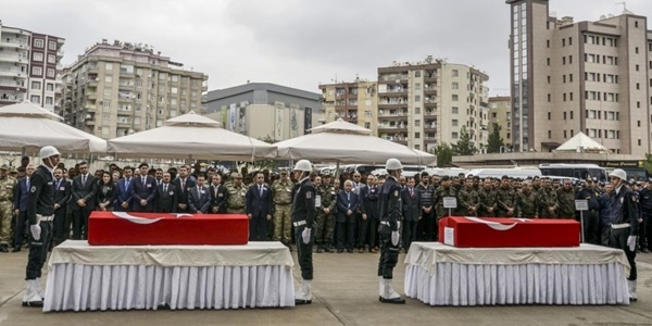 Diyarbakır'da şehit olan iki polis için tören düzenlendi