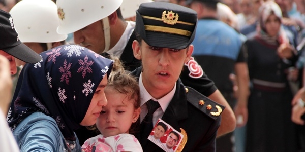 Şehit kızı müdürün verdiği acı haber tez konusu oluyor