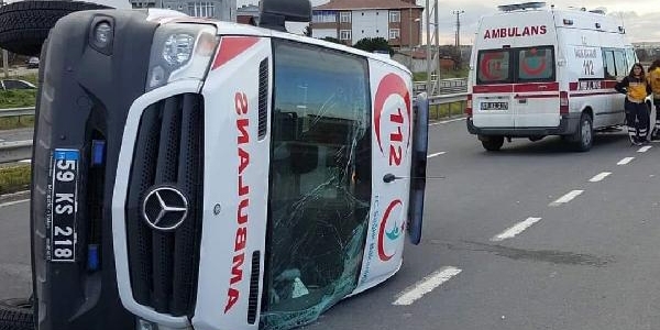 Hasta nakli yapan ambulansa kamyonet çarptı