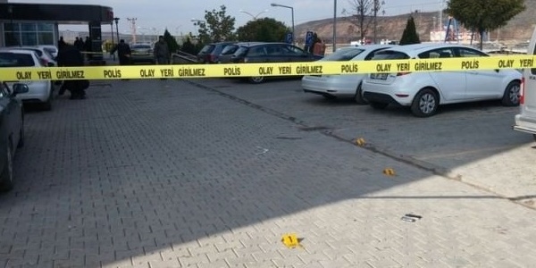 Hastane önünde silahlı kavga: 8 yaralı