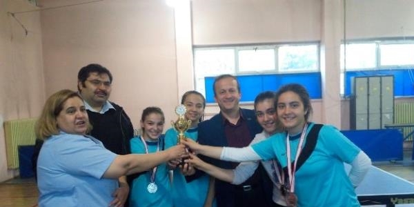 Masa tenisi müsabakalarında birinciliği öğretmenevi aldı