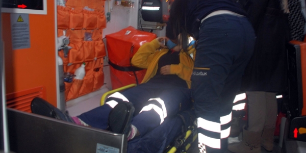 Ad�yaman'da ambulans ile otomobil �arp��t�: 3 yaral�