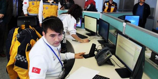 Çocuklar telefonda konuşmayı öğrenmek için 112'yi arıyor