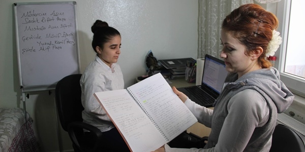 Bedensel engelli gen� k�z 6 y�ld�r evde e�itim g�r�yor