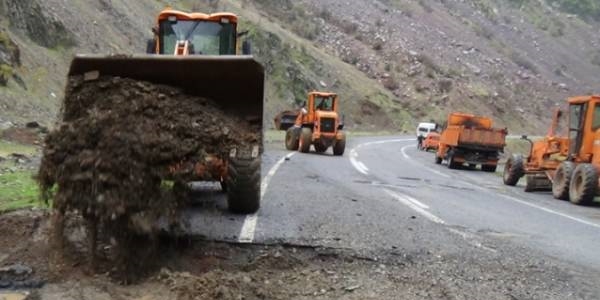 Çukurca'da hendekler kapatıldı, karayolu açıldı
