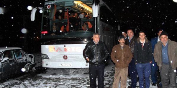 Kar yağışı iki karayolunu ulaşıma kapattı