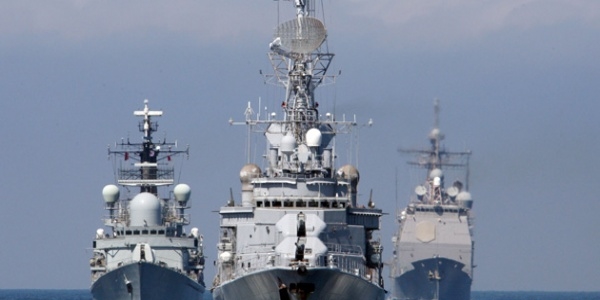 �anakkale Bo�az�'ndan pe� pe�e 3 sava� gemisi ge�ti!