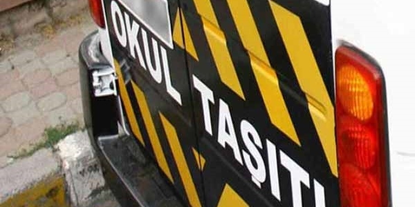 ��renci servisiyle otomobil �arp��t�: 7 yaral�