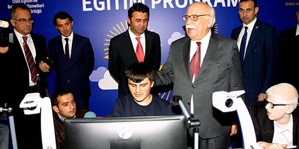 Bakan Avcı, görme engelliler okulunda teknoloji sınıfı açtı