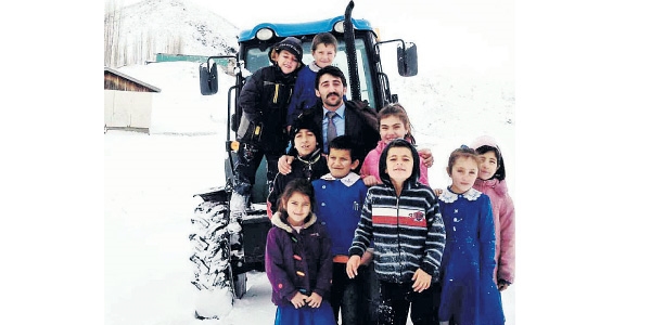 Engel tanımayan traktörlü öğretmen