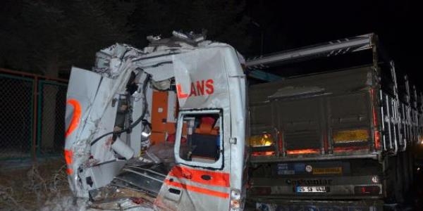 Kazaya müdahale eden ekiplere TIR çarptı: 1'i itfaiye eri 2 ölü, 6 yaralı