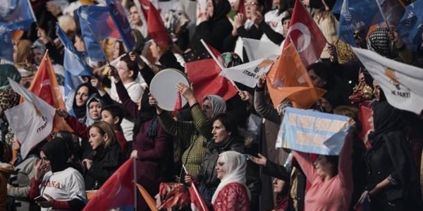 AK Parti divan başkanlığına İlknur İnceöz seçildi