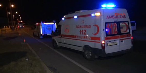 Erzincan'da polis arac�yla kamyonet �arp��t�: 2 yaral�