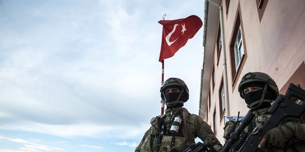 Derik'de indirilen T�rk bayra�� okula tekrar as�ld�