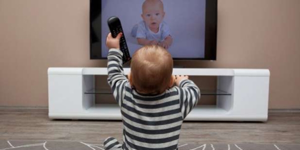 Bebeğinizi televizyondan uzak tutun