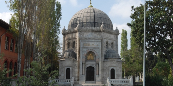 Okullarının bahçesinde yatan saraylılar
