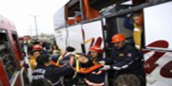 Yamaç paraşütüyle hareket eden otobüsün üstüne düştü