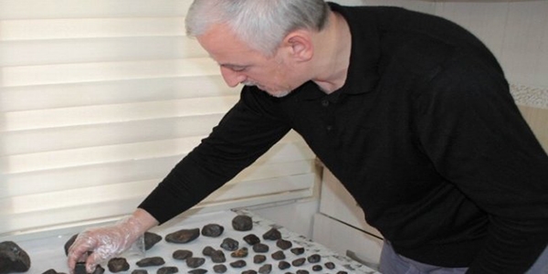 Elindeki göktaşlarını gramı 80 dolardan satıyor