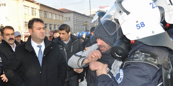 Demir-çelik işçilerine biber gazlı müdahale: 8 gözaltı