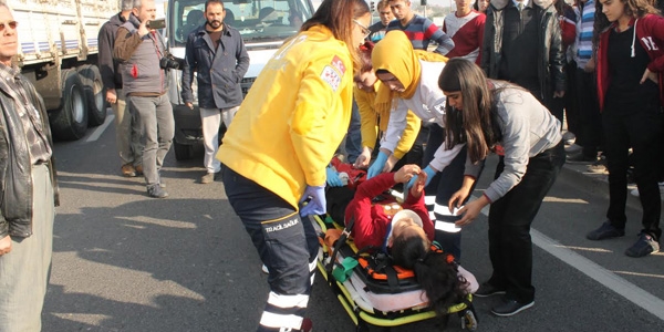 Manisa'da liseli kızlara otomobil çarptı