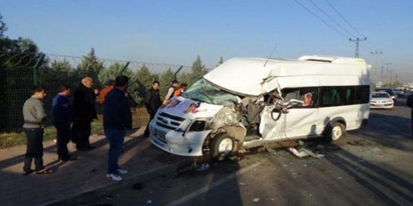 Öğrenci servisi çöp kamyonuyla çarpıştı 8 yaralı