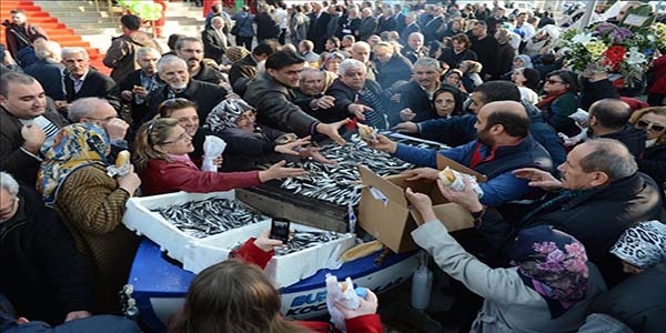 Bursa'da 1 ton hamsi dağıtıldı